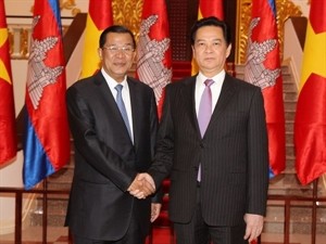Prime Minister Nguyen Tan Dung welcomes his Cambodian counterpart Samdech Techo Hun Sen (Photo: VNA)